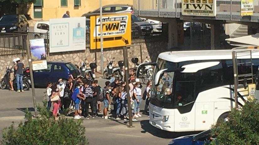 Studenti alla fermata dell’autobus in viale Elba dopo l’uscita dalla scuola