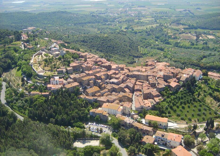 Una veduta dall'alto di Campiglia