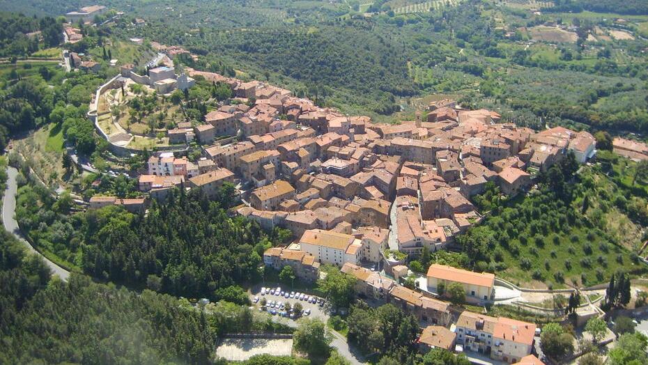 Una veduta dall'alto di Campiglia