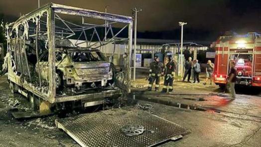 
	La bisarca e l&rsquo;auto bruciata (foto di Paolo Barlettani)

