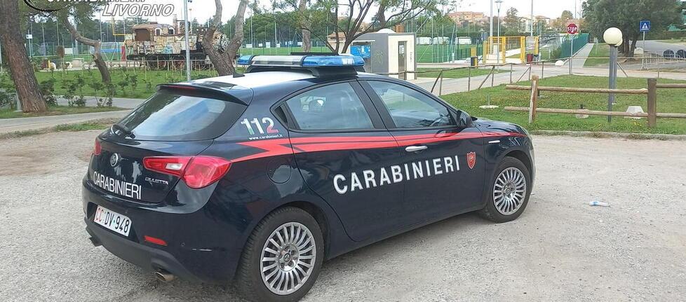 Una pattuglia dei carabinieri della compagnia di Cecina nella zona dove è avvenuta l’aggressione
