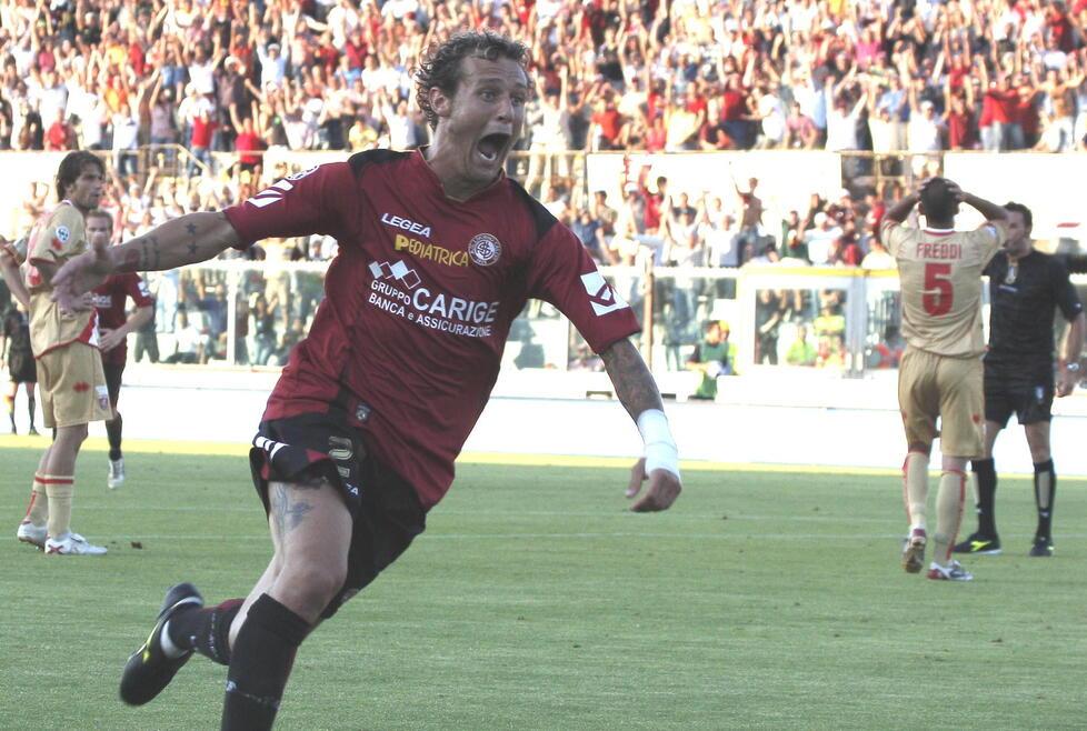 Alino Diamanti esulta per il gol del 3-1 nella gara di ritorno