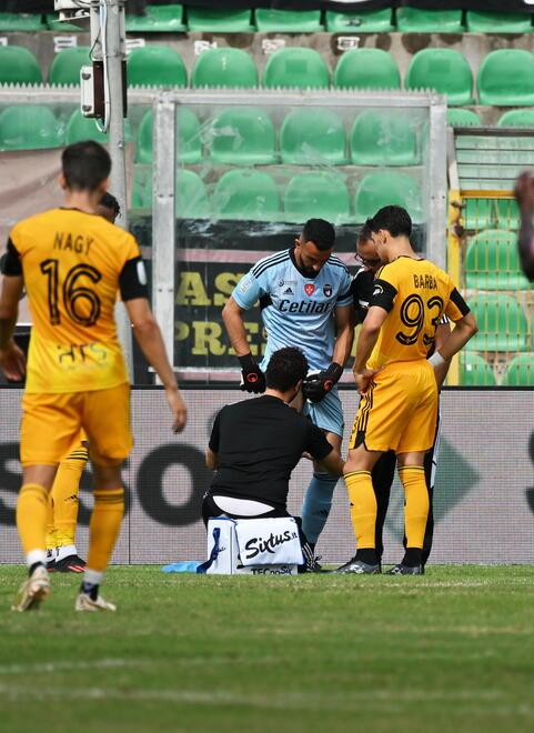 Nella foto l’infortunio di Nicolas Andrade a Palermo (Carmelo Imbesi/Massimo Sestini)