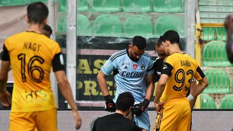 Nella foto l’infortunio di Nicolas Andrade a Palermo (Carmelo Imbesi/Massimo Sestini)
