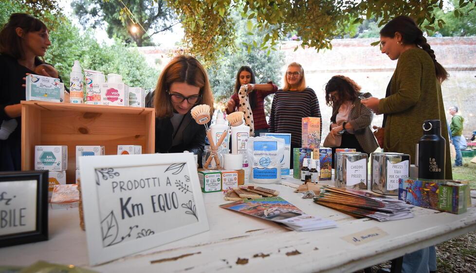 Un “armadio collettivo” pieno di sostenibilità: riuso e riciclo sono «consapevoli» 
