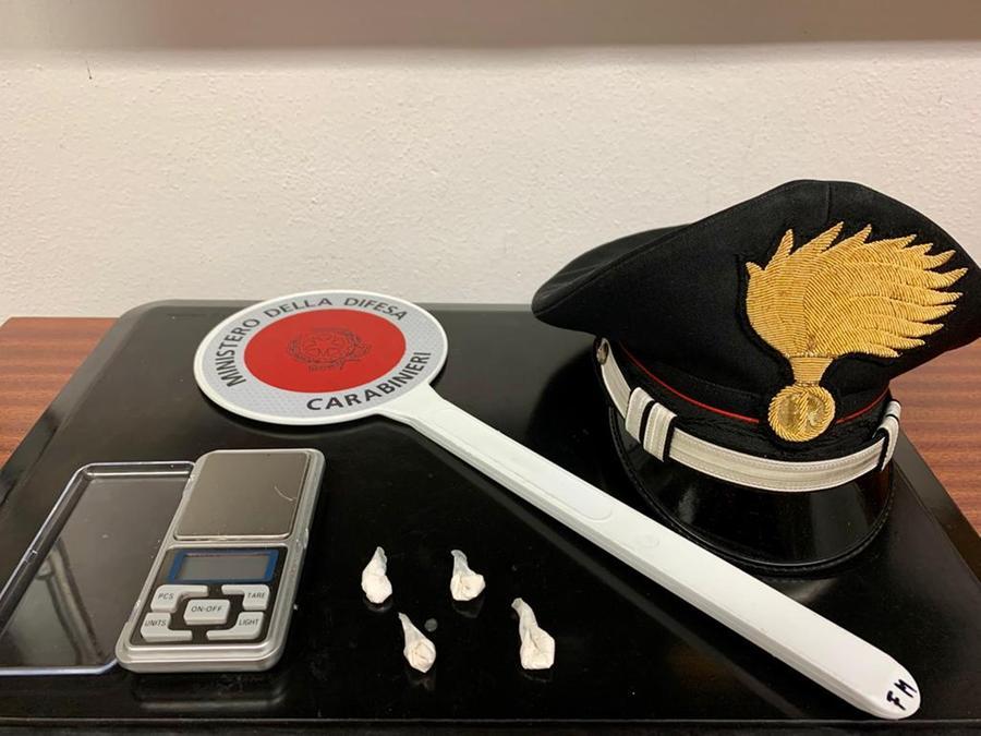 Costringe la madre ad accompagnarlo a spacciare, arrestato 26enne