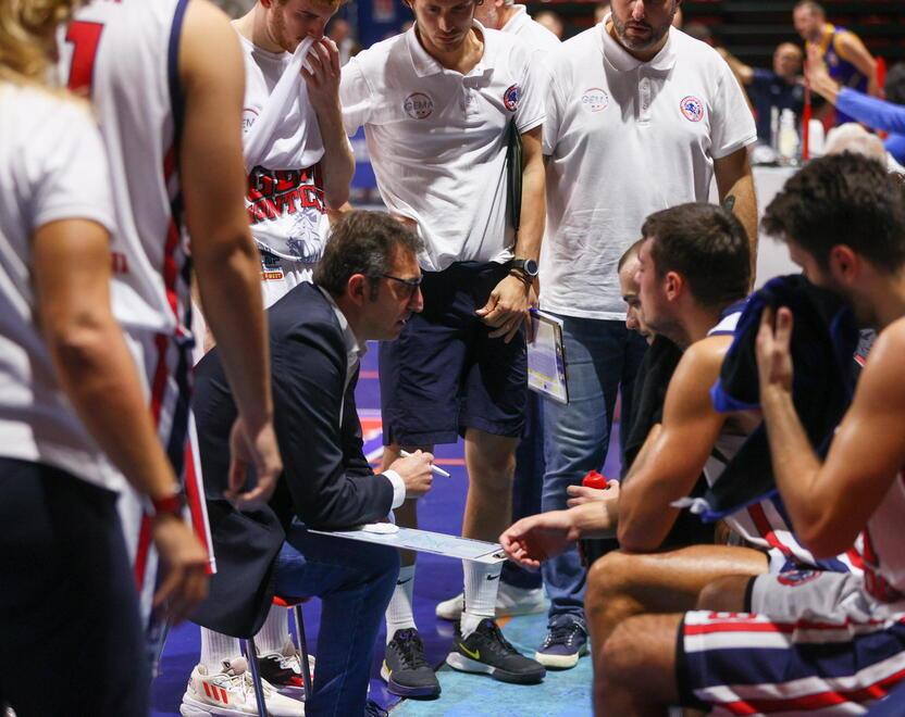 Coach Agostino Origlio durante un timeout con i suoi giocatori (foto Nucci)
