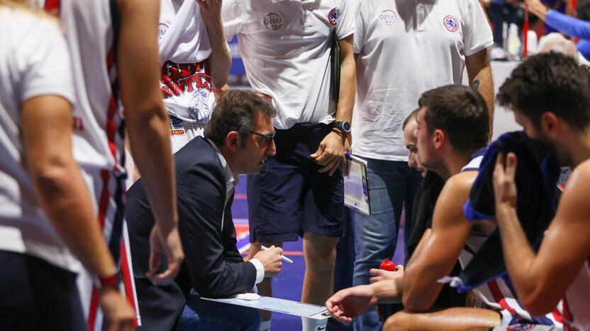 Coach Agostino Origlio durante un timeout con i suoi giocatori (foto Nucci)