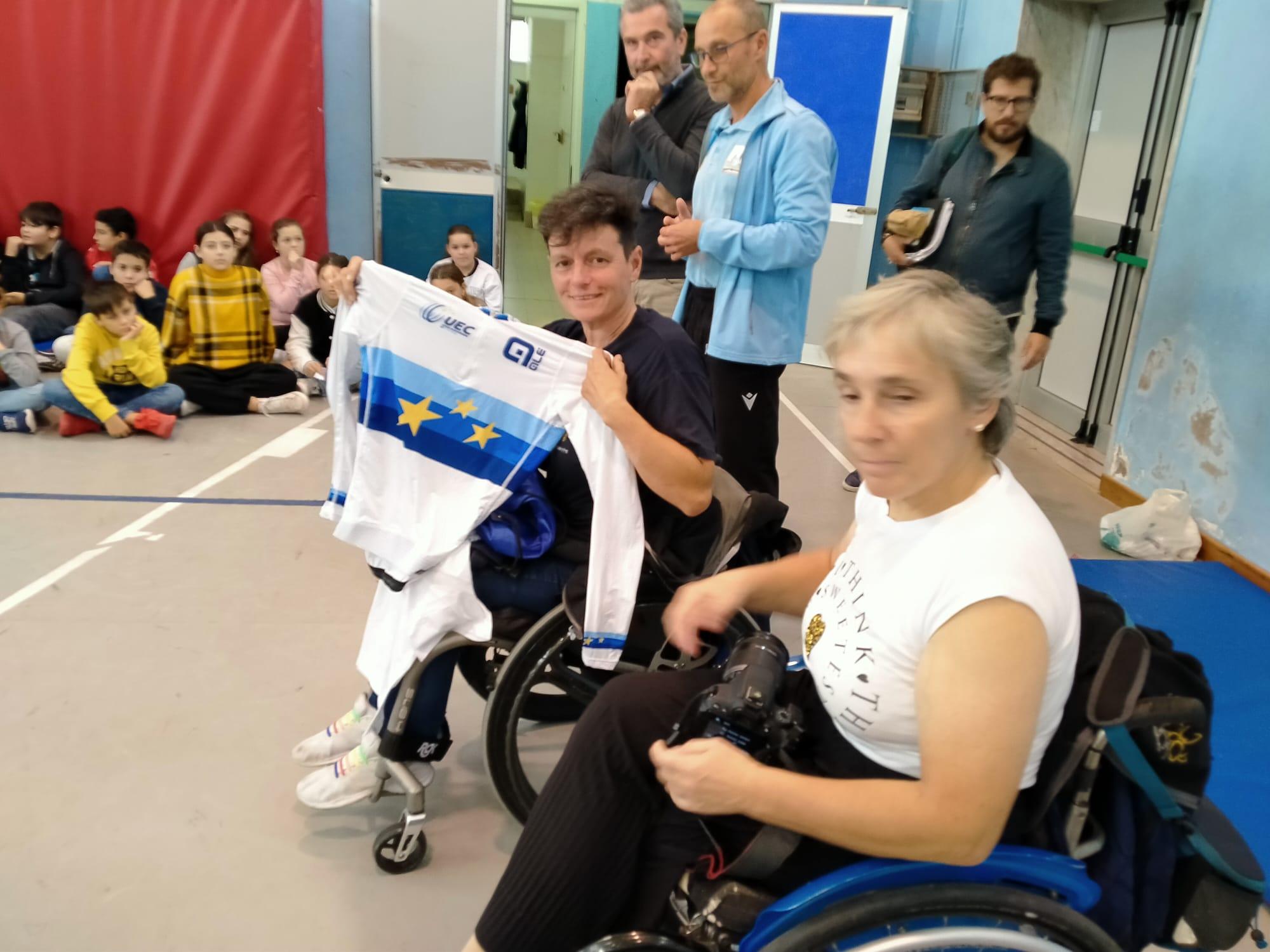Le atlete paralimpiche Roberta Amadeo, campionessa europea di hanbike, e Grazia Colosio