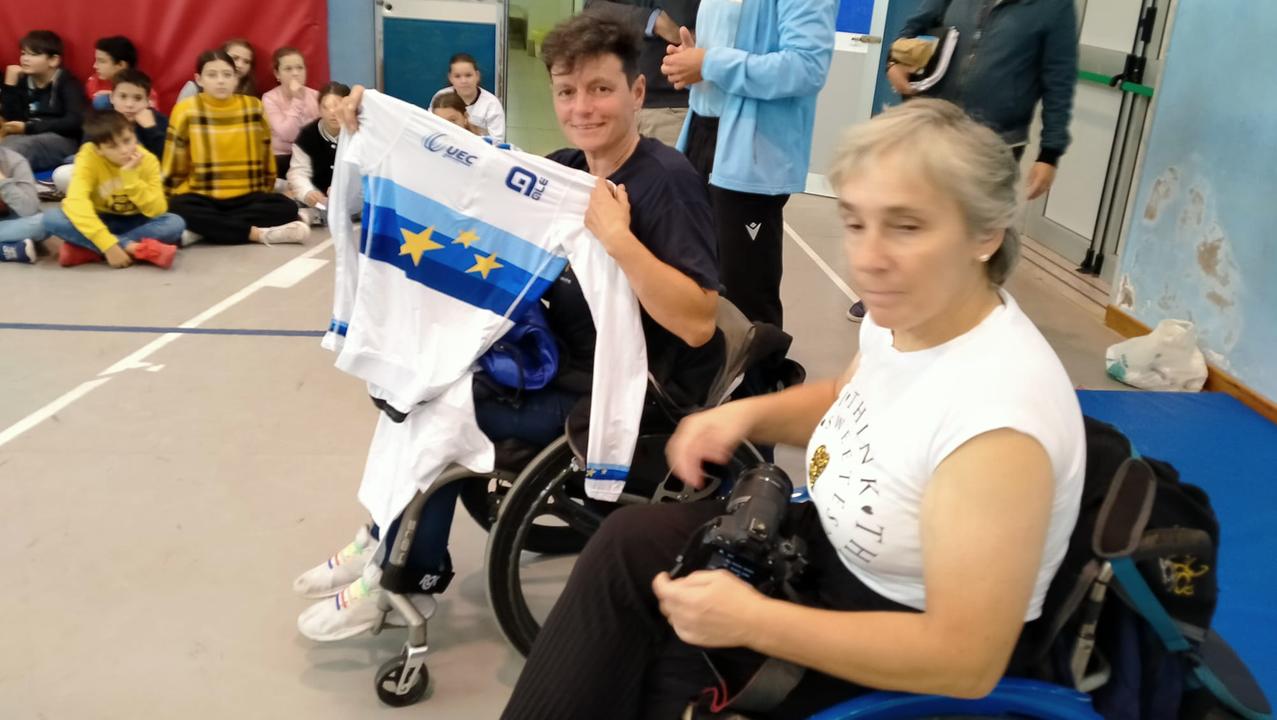 Le atlete paralimpiche Roberta Amadeo, campionessa europea di hanbike, e Grazia Colosio