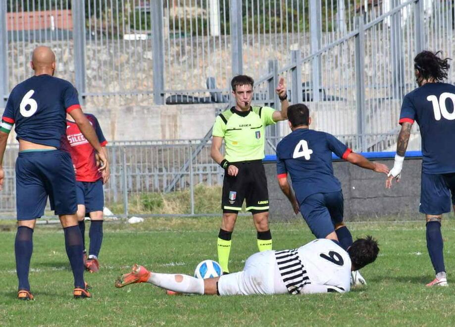 Un’azione del derby tra Massese e San Marco