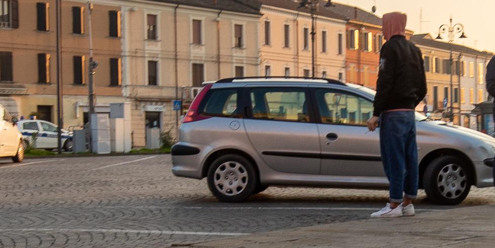 Il battesimo dei giovani bulli, rubano un estintore e lo svuotano 