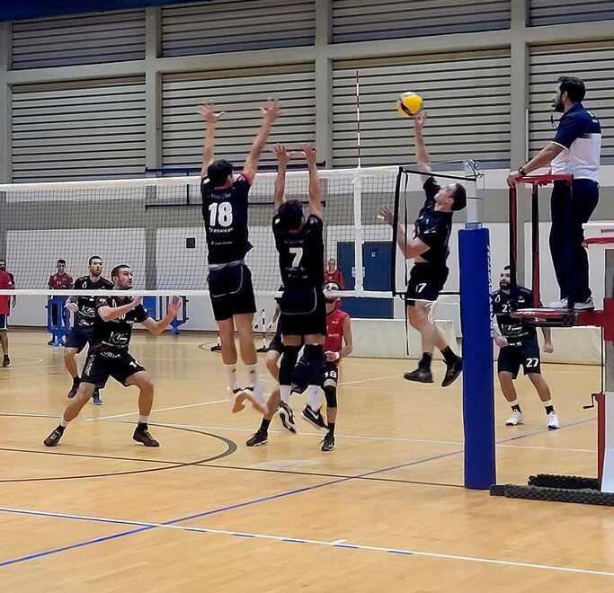 Il muro dei grossetani durante la partita a Livorno, vinta dall’Invictavolleyball contro il Tomey