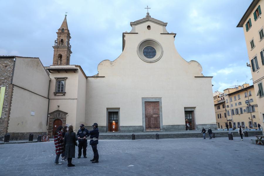 Sputa al priore di Santo Spirito che lo richiama per l’eccessivo rumore