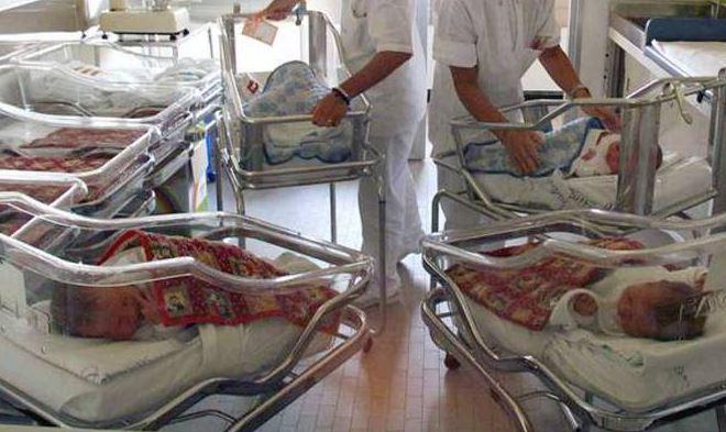 Bimba ha fretta di nascere e la mamma partorisce in sala aspetto: entrambe stanno bene