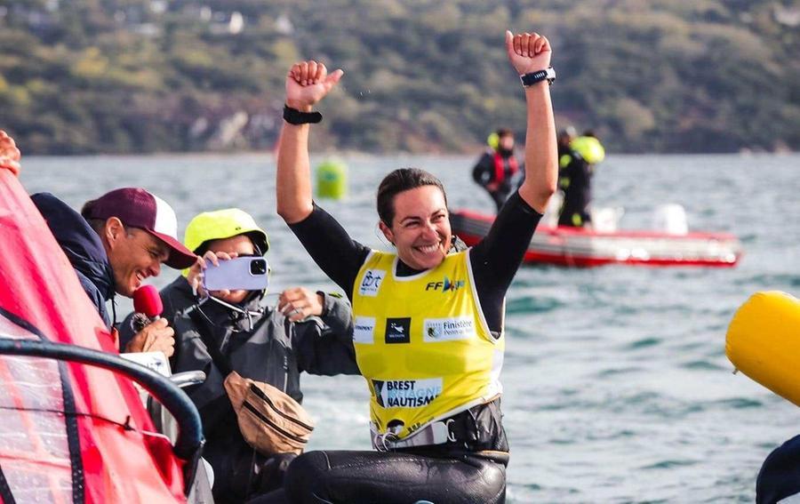 
	Marta Maggetti esulta dopo aver tagliato lla linea fra le boe del traguardo

