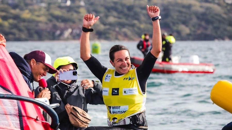 Marta Maggetti esulta dopo aver tagliato lla linea fra le boe del traguardo