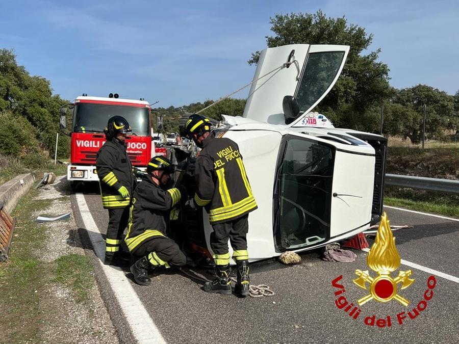 Si ribalta un’auto sulla 129 al bivio di Iscras: conducente ferito e strada chiusa per 2 ore