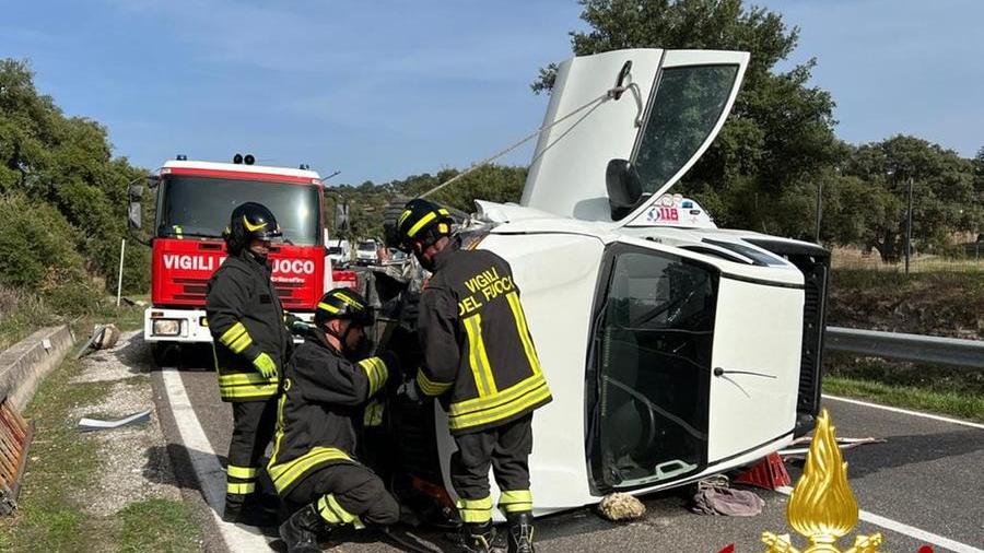 Si ribalta un’auto sulla 129 al bivio di Iscras: conducente ferito e strada chiusa per 2 ore