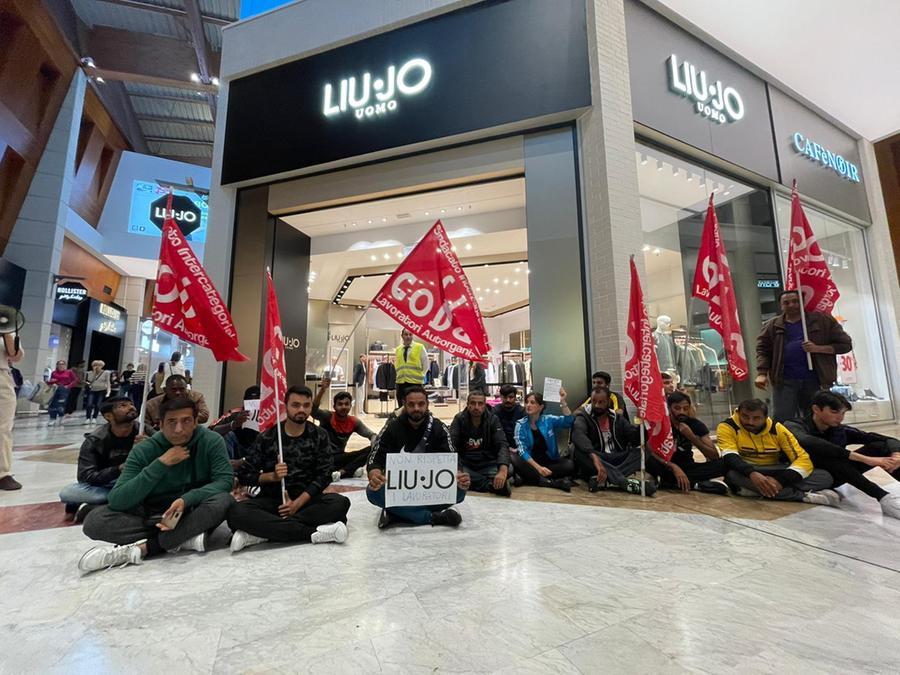 Gli operai “sgomberati” puntano a coinvolgere i grandi marchi: la protesta arriva da Liu Jo
