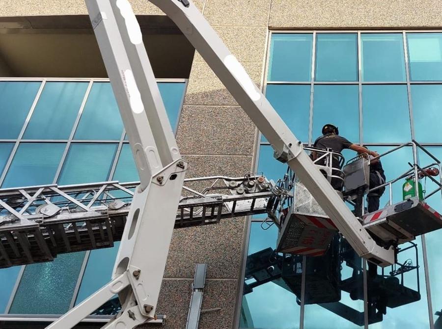 Operaio rimane bloccato su elevatore a 10 metri altezza, soccorso dai pompieri