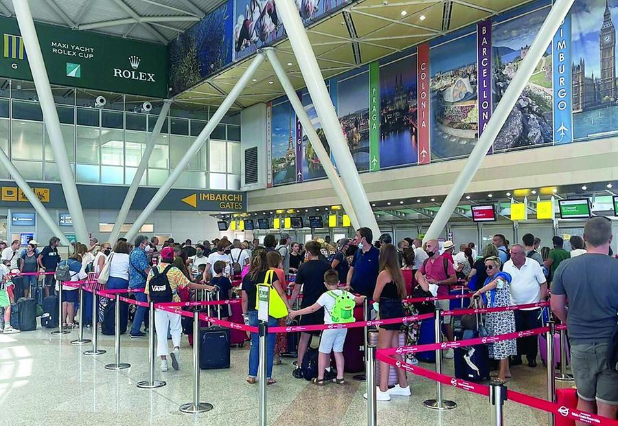 Aerei, per Olbia e Alghero decine di voli tagliati