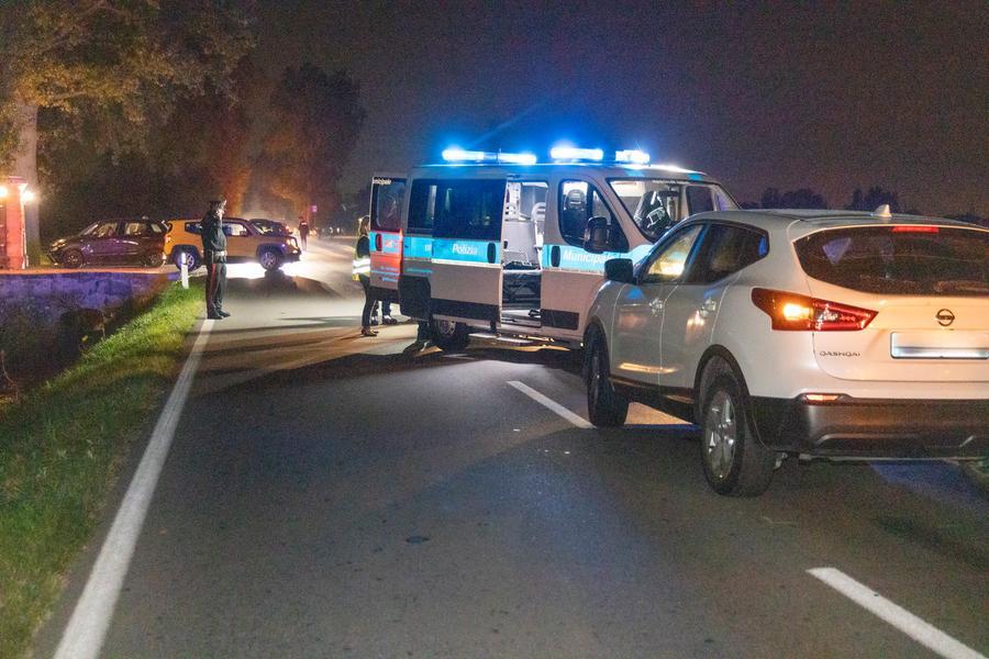 Soliera, cammina al buio sul ciglio della strada: pedone 45enne travolto da un suv