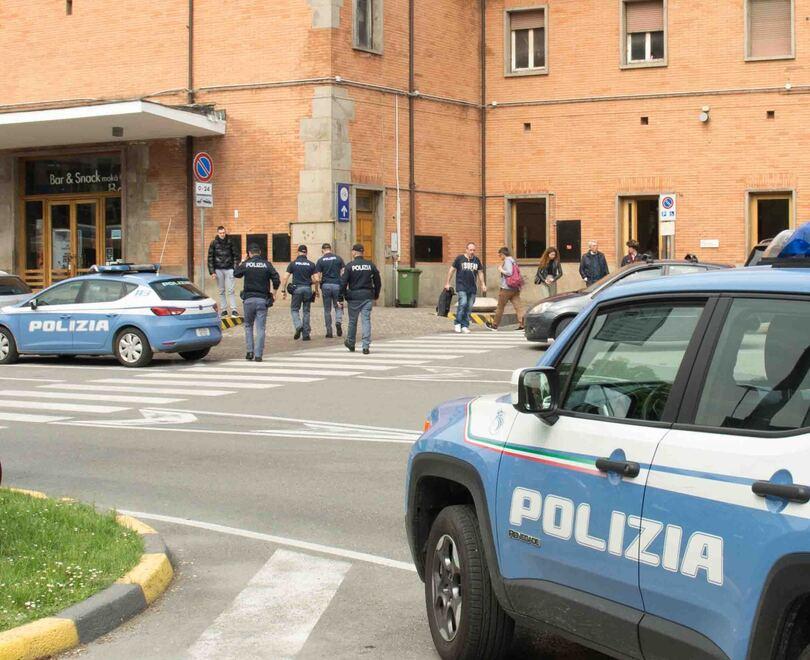 Ferrara, «Spari in stazione». No, è la polizia che ha usato il taser