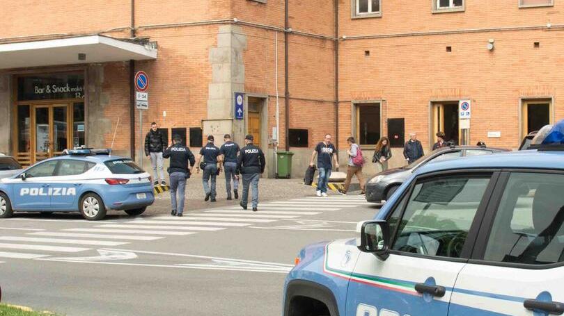 Ferrara, «Spari in stazione». No, è la polizia che ha usato il taser