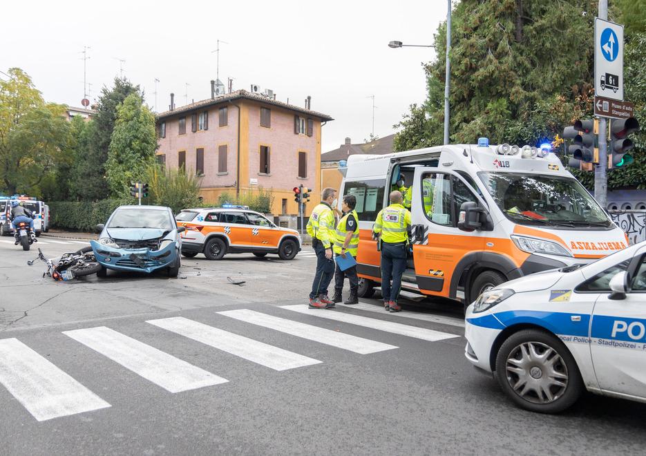 Modena, Moto travolta dall’auto all’incrocio sulla Vignolese: un 18enne grave a Baggiovara 