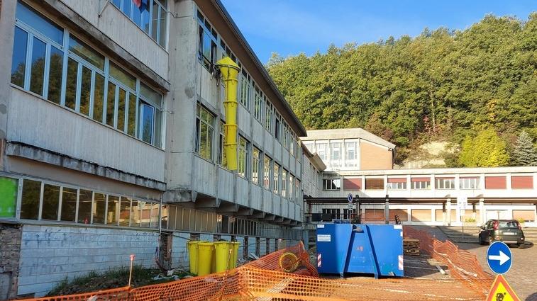 Pavullo Martellate e trapani a scuola mentre in classe si fa lezione: ditta “ammonita”