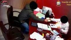 Il fermo immagine di uno scambio di soldi tra indagati