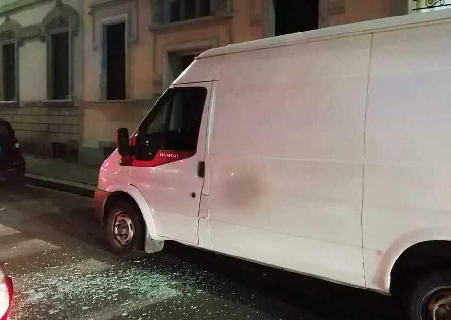 L’anziano è sospettato di aver sfondato i finestrini di decine di auto