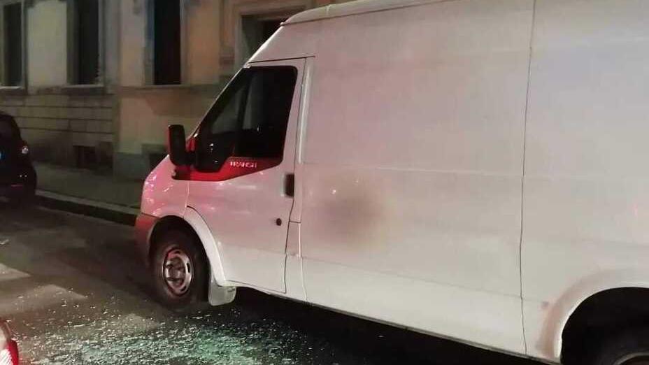 L’anziano è sospettato di aver sfondato i finestrini di decine di auto