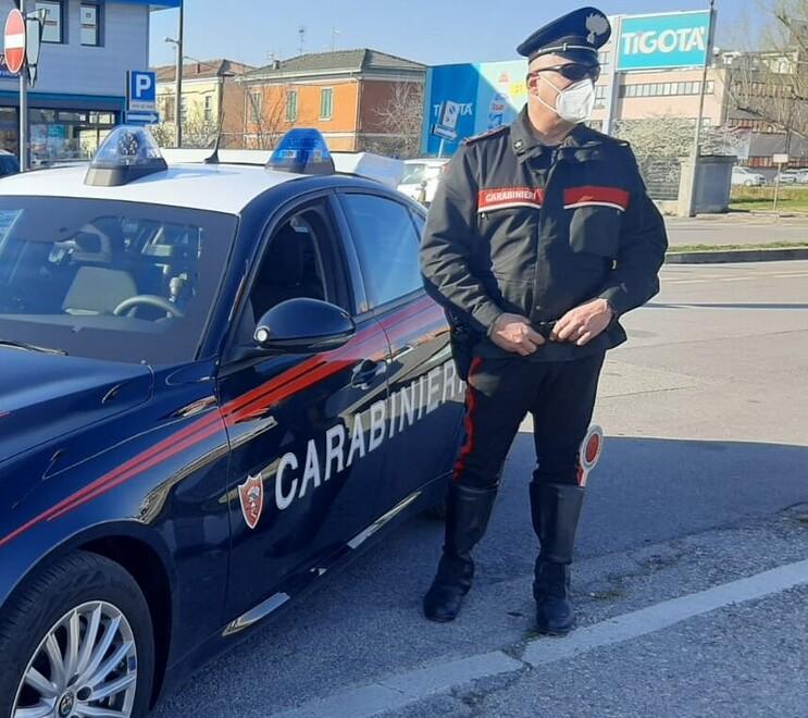 Picchia la moglie nel negozio, arrestato e non può avvicinare la donna