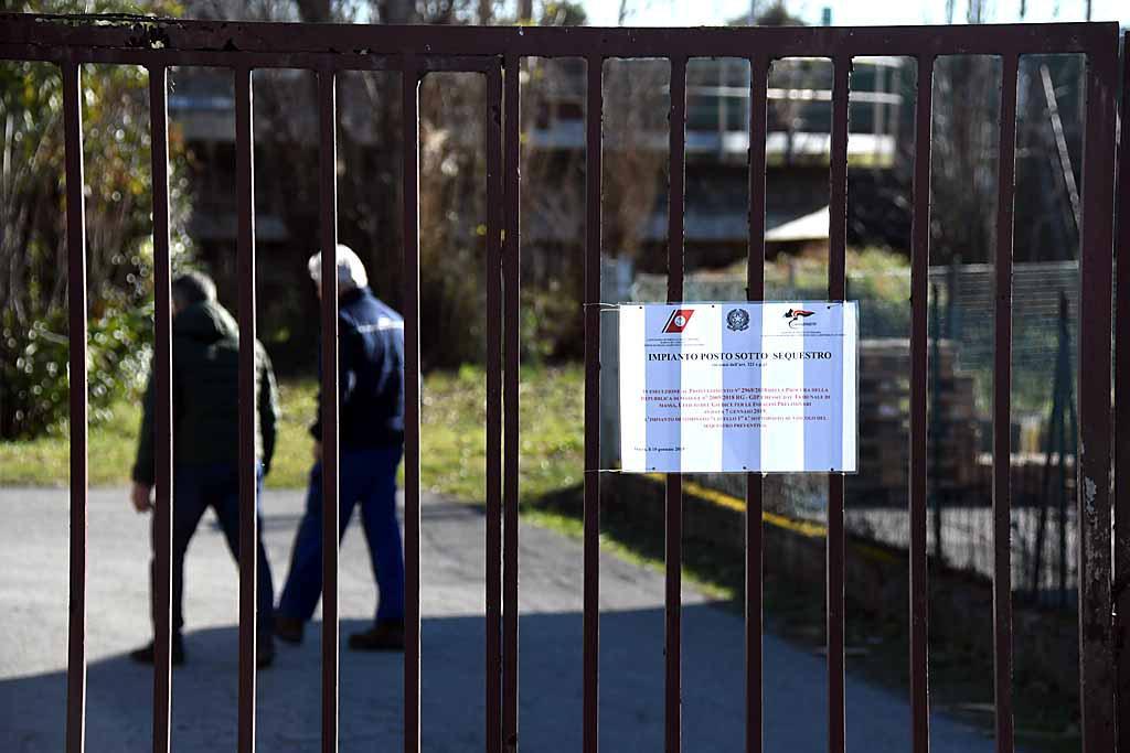 Il cartello affisso all’ingresso dell’impianto di depurazione in occasione del sequestro disposto dalla Procura