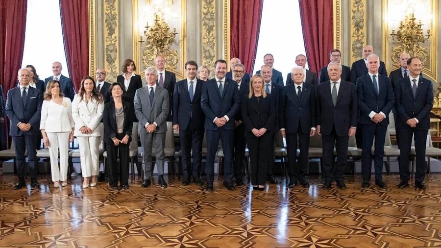Il nuovo governo posa dopo il giuramento con il presidente Mattarella