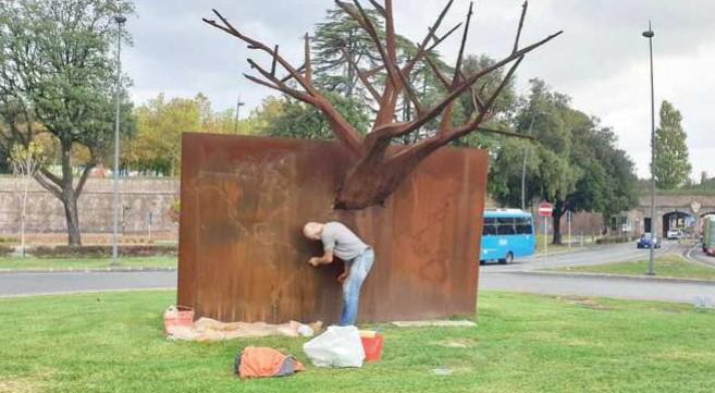 Stefano Pierotti impegnato a ripulire la scultura