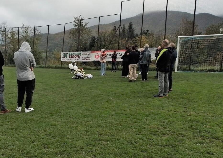 I familiari del giovane calciatore sul campo di Gavinana in una foto fornita dalla società