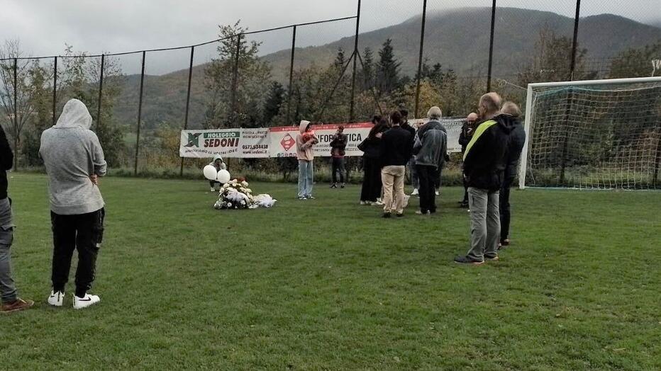 I familiari del giovane calciatore sul campo di Gavinana in una foto fornita dalla società