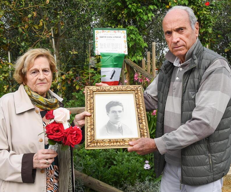 Appello della sorella del “martire”. «Via i cassonetti dal memoriale» 