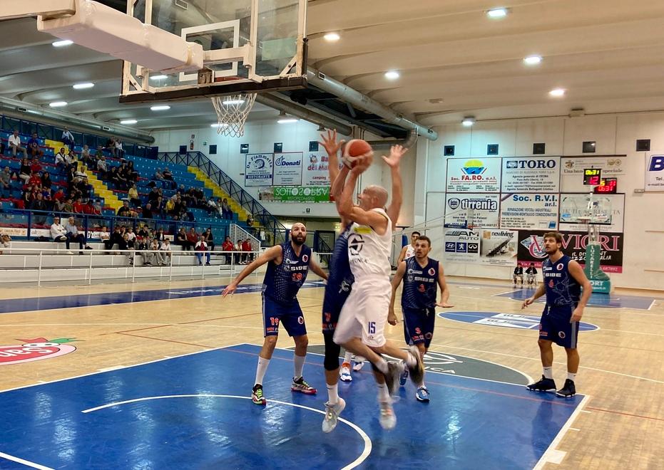 Nella foto, Giovanni Bruni a canestro contro Prato (foto Michele Falorni/Silvi)