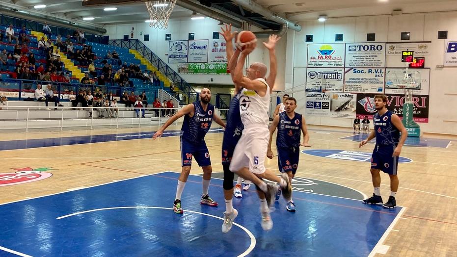 Nella foto, Giovanni Bruni a canestro contro Prato (foto Michele Falorni/Silvi)
