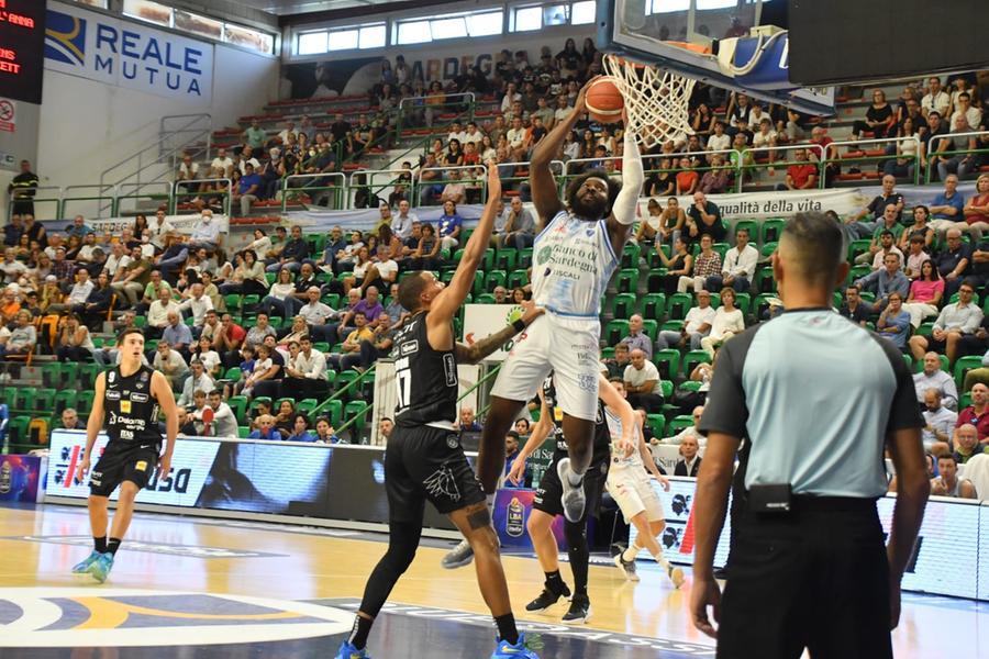 
	Onuaku sotto canestro (foto mauro chessa)

