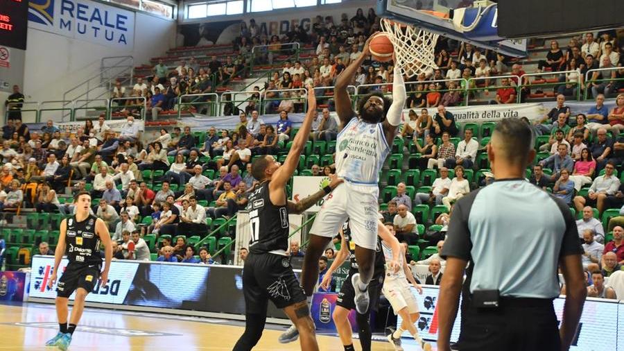 Onuaku sotto canestro (foto mauro chessa)