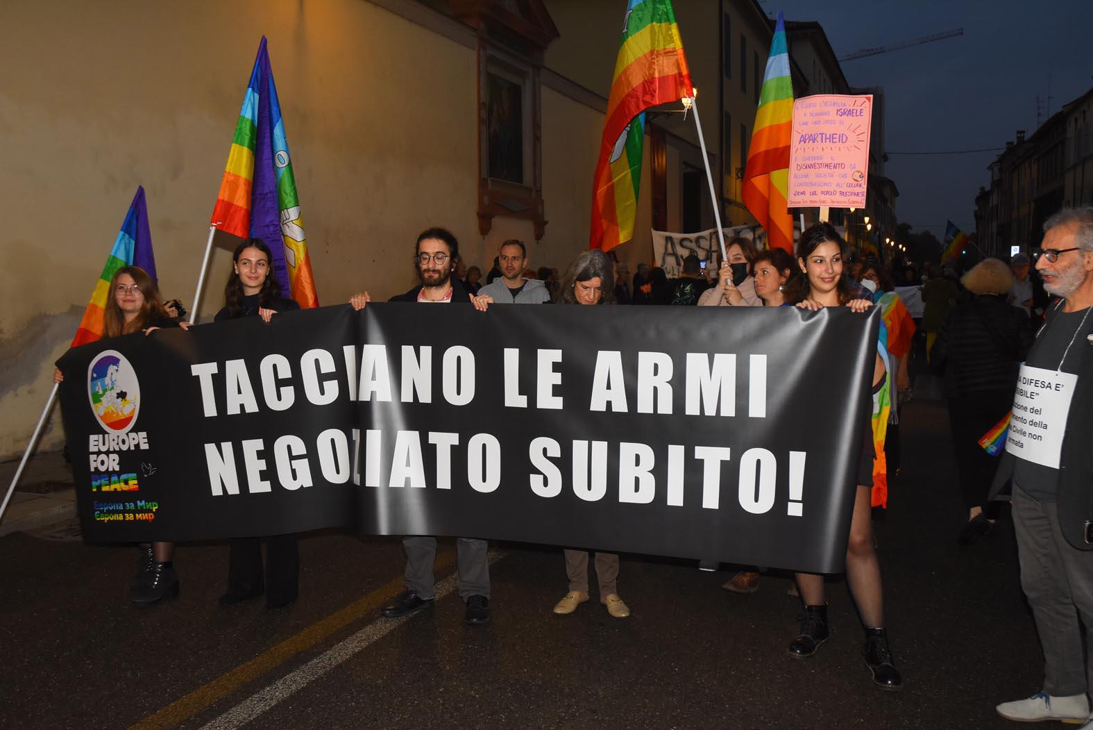 In mille in piazza per la pace: «Tacciano subito le armi» 