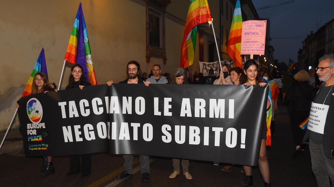 In mille in piazza per la pace: «Tacciano subito le armi»