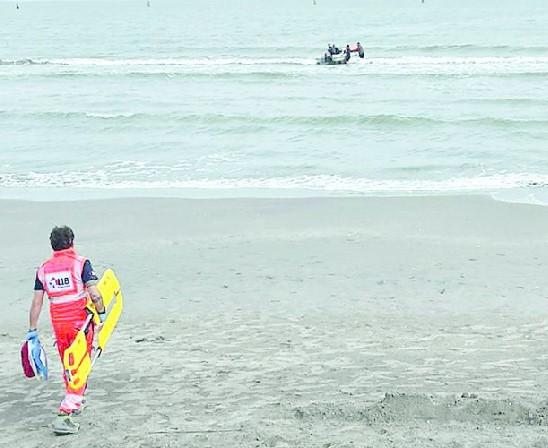 Scomparso in mare, surfista tradito da un crampo