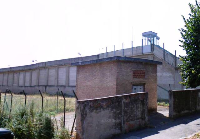 Pisa, detenuti appiccano un incendio in cella: sei poliziotti intossicati al pronto soccorso