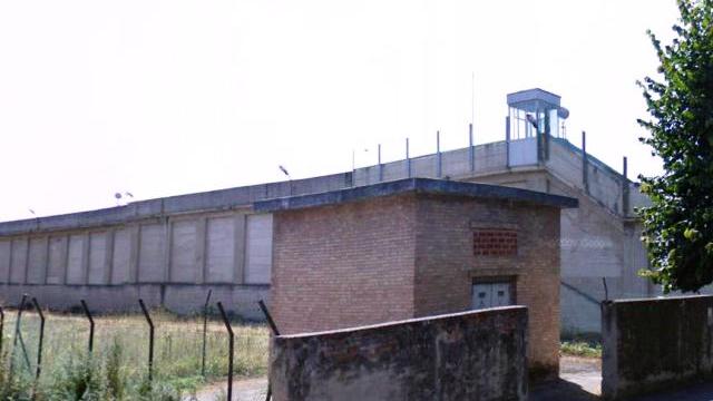 Pisa, detenuti appiccano un incendio in cella: sei poliziotti intossicati al pronto soccorso